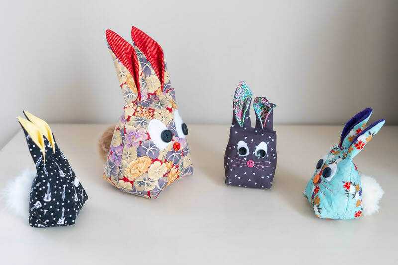 Quatre lapins de Pâques de tailles variées en tissu coloré - Lapin de Pâques, 2 tailles – Gabin, patron de couture PDF à télécharger.