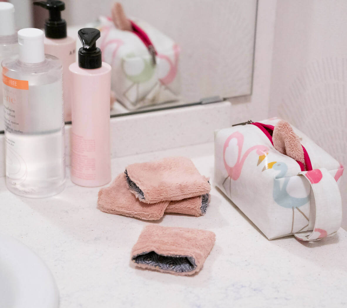 Lingette gant biface lavable, zéro déchet – Cetera sur un comptoir de salle de bain avec des produits de beauté, patron de couture pdf à télécharger.