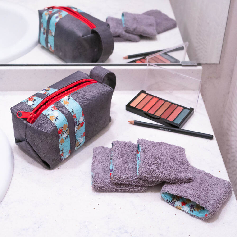 Lingette gant biface lavable, zéro déchet – Cetera et patron de couture pdf à télécharger, posés à côté d'une trousse de maquillage.