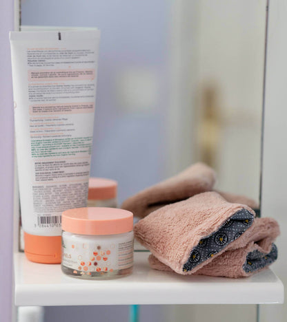 Lingette gant biface lavable, zéro déchet – Cetera, patron de couture PDF à télécharger sur une étagère avec des produits de beauté.