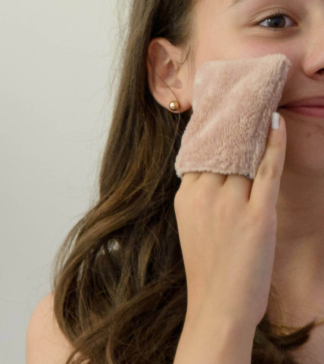 Femme utilisant une Lingette gant biface lavable, zéro déchet – Cetera pour le démaquillage, patron de couture PDF à télécharger.