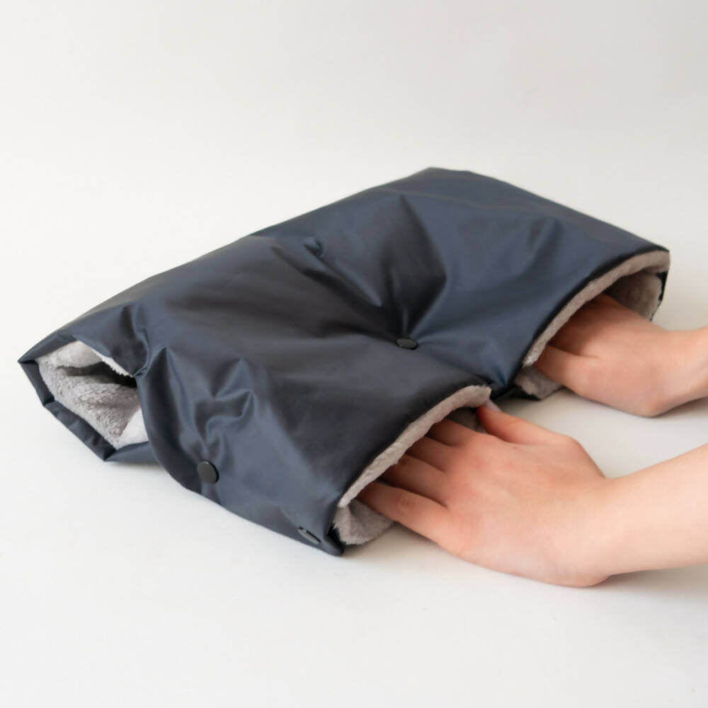 Manchon de poussette – Matriochka noir pour garder les mains au chaud, patron de couture pdf à télécharger. Boutons pression faciles à poser.