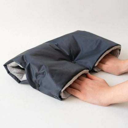 Manchon de poussette – Matriochka noir pour garder les mains au chaud, patron de couture pdf à télécharger. Boutons pression faciles à poser.