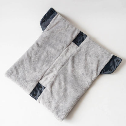 Manchon de poussette – Matriochka en tissu gris, patron de couture pdf à télécharger pour garder vos mains au chaud.