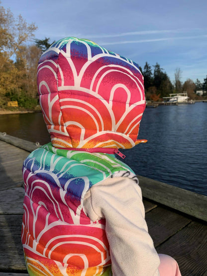 Mini-KEZIA - Doudoune sans manches mixte pour enfants du 2 au 16 Ans, enfant assis au bord d'un lac en automne, patron de couture pdf à télécharger