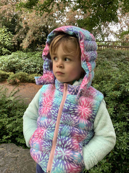 Enfant portant la Mini-KEZIA - Doudoune sans manches mixte pour enfants du 2 au 16 Ans, patron de couture pdf à télécharger.