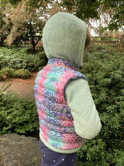 Enfant portant la Mini-KEZIA - Doudoune sans manches mixte pour enfants du 2 au 16 Ans, patron de couture pdf à télécharger.