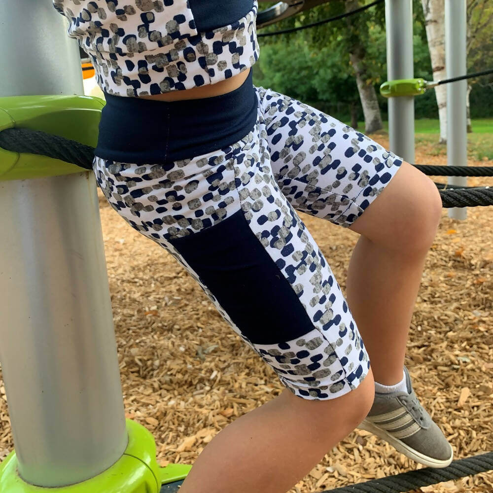 Enfant portant le Mini-KIM - Legging pour filles du 2 au 16 Ans, patron de couture pdf à télécharger, design confortable avec poches.