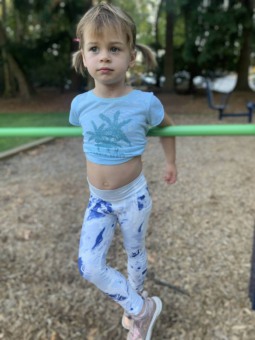 Enfant portant le Mini-KIM - Legging pour filles du 2 au 16 Ans, patron de couture pdf à télécharger, design ceinture en V caractéristique.