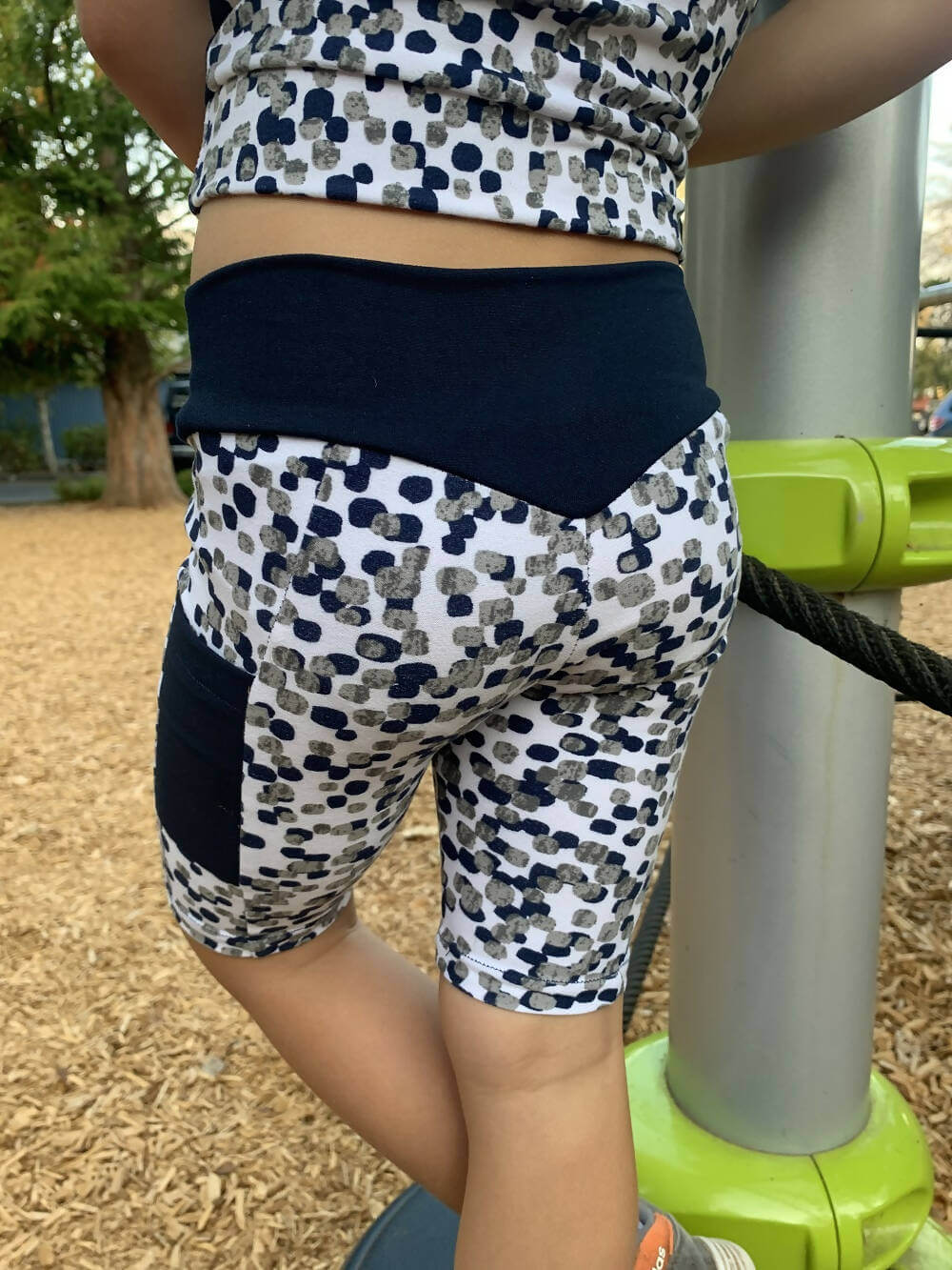 Mini-KIM - Legging pour filles du 2 au 16 Ans avec ceinture dos en V, patron de couture pdf à télécharger, motif à pois colorés.