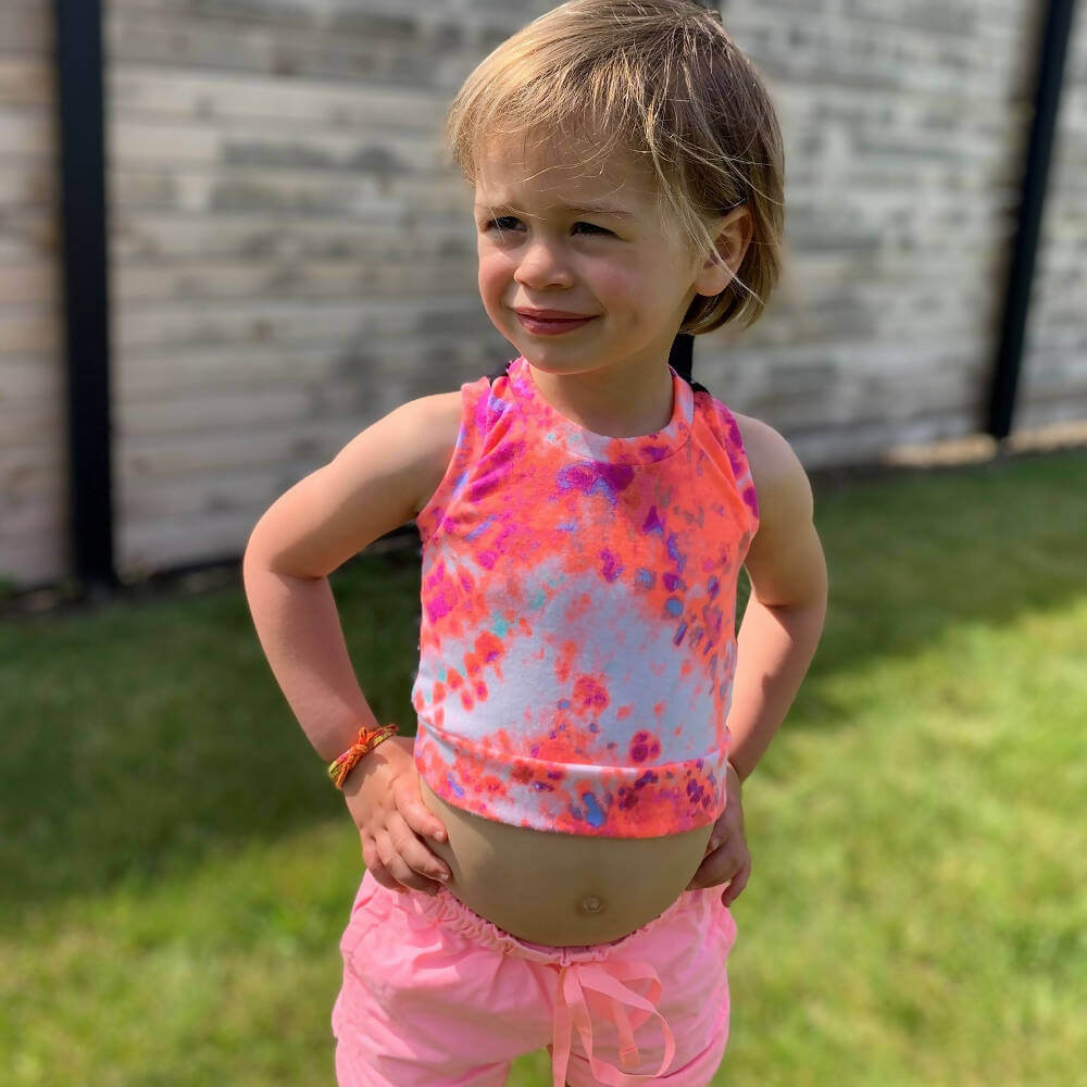 Enfant portant Mini-ROXANA - Débardeur pour filles du 2 au 16 Ans, patron de couture PDF à télécharger, débardeur coloré, extérieur.