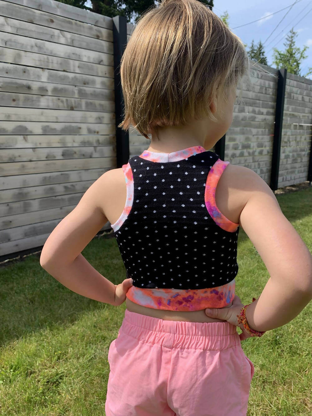 Enfant portant Mini-ROXANA - Débardeur pour filles du 2 au 16 Ans, patron de couture pdf à télécharger, vue de dos.