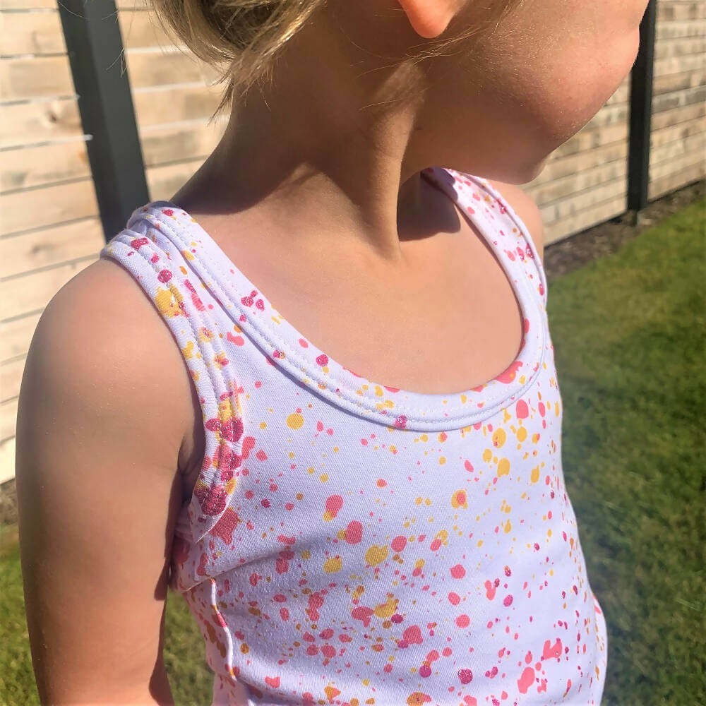 Enfant portant un Mini-ROXANA - Débardeur pour filles du 2 au 16 Ans, patron de couture pdf à télécharger.