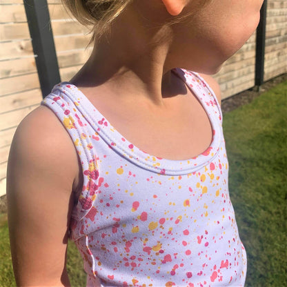 Enfant portant un Mini-ROXANA - Débardeur pour filles du 2 au 16 Ans, patron de couture pdf à télécharger.