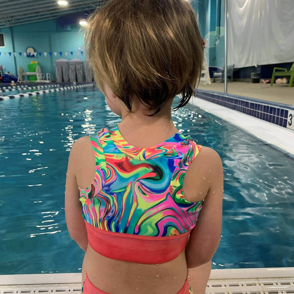 Enfant portant Mini-ROXANA - Débardeur pour filles du 2 au 16 Ans, patron de couture pdf à télécharger, design coloré au bord de la piscine.