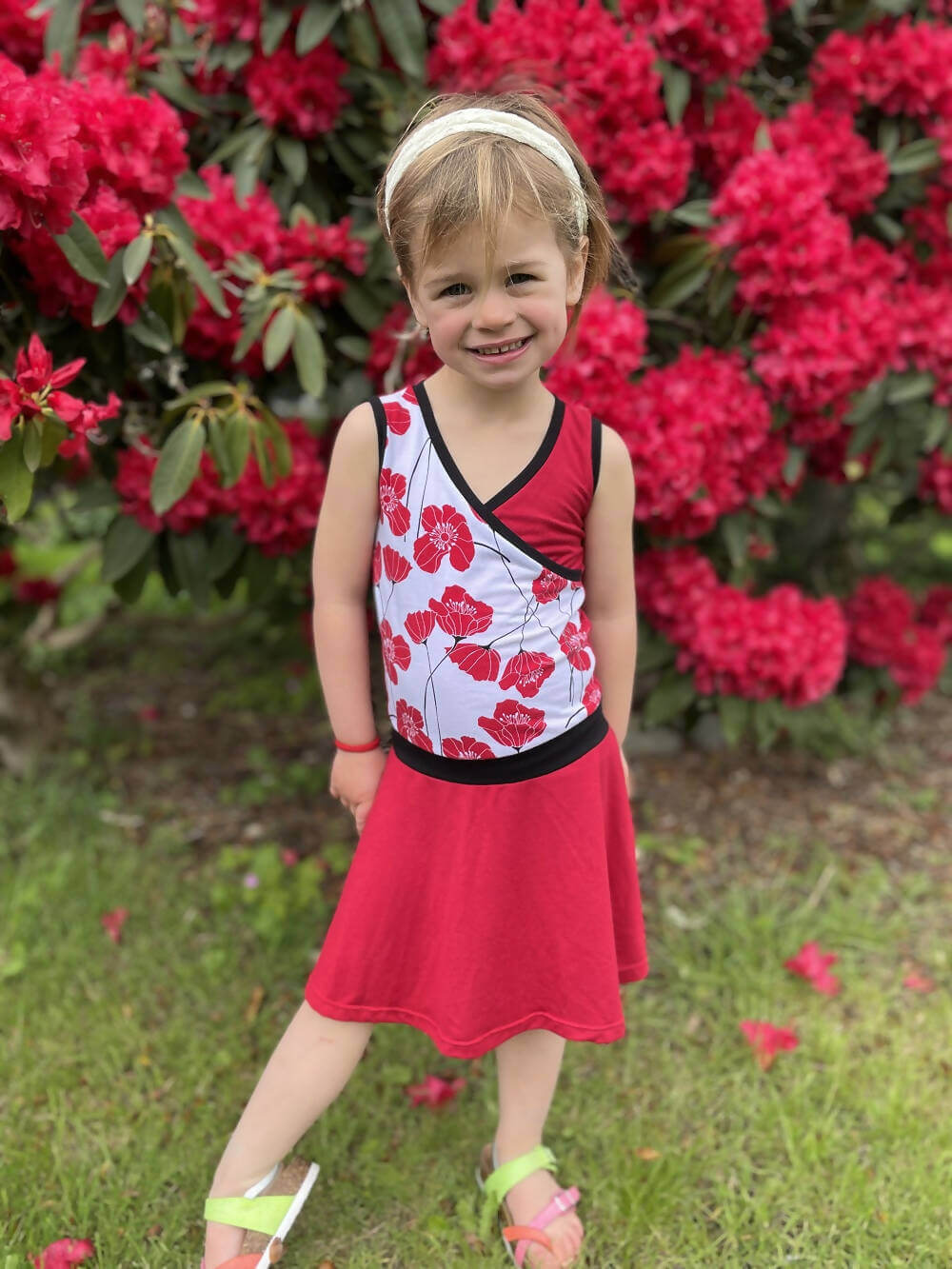 Mini-SANDY - Robe cache-coeur pour filles du 2 au 16 Ans, patron de couture pdf à télécharger, en tissu maille rouge et blanc à fleurs.