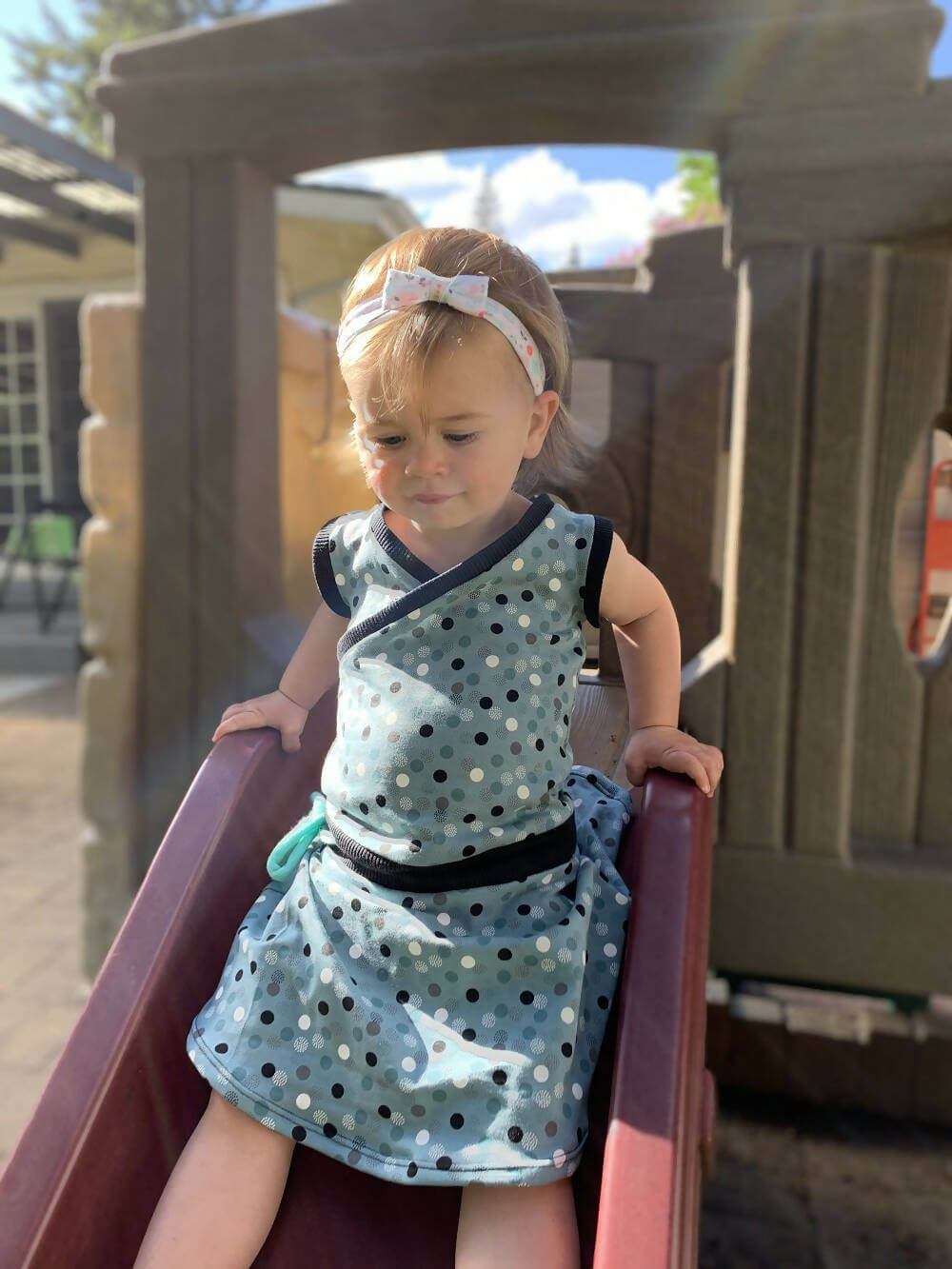 Fille portant Mini-SANDY - Robe cache-coeur pour filles du 2 au 16 Ans, patron de couture pdf à télécharger, taille 2 à 16 ans.