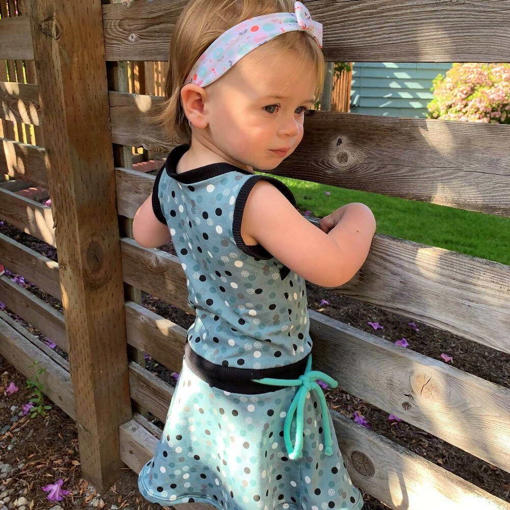 Petite fille portant la Mini-SANDY - Robe cache-coeur pour filles du 2 au 16 Ans, patron de couture pdf à télécharger, design à pois.