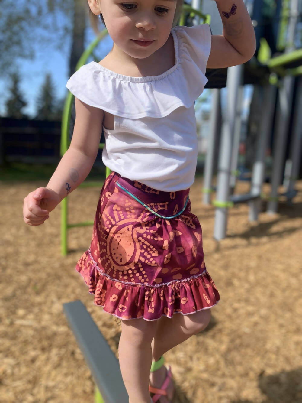 Fille portant une Mini-SANTANA - Jupe longue à volants pour filles du 2 au 16 Ans, patron de couture pdf à télécharger. Jupe bohème rose.