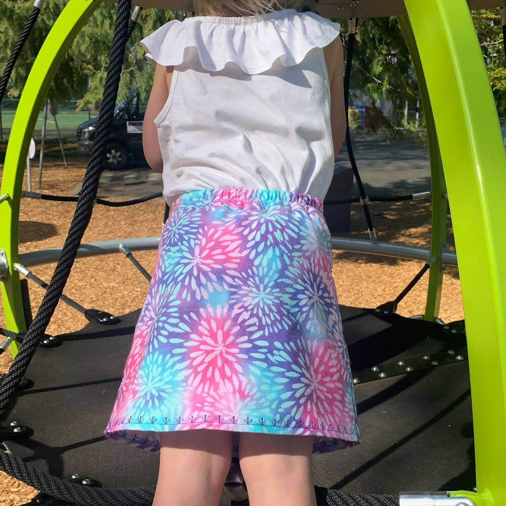 Fille portant la Mini-SANTANA - Jupe longue à volants pour filles du 2 au 16 Ans, patron de couture PDF à télécharger