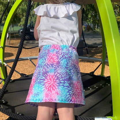 Fille portant la Mini-SANTANA - Jupe longue à volants pour filles du 2 au 16 Ans, patron de couture PDF à télécharger