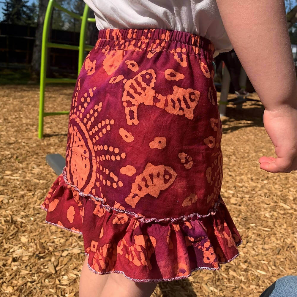 Mini-SANTANA - Jupe longue à volants pour filles du 2 au 16 Ans, patron de couture pdf à télécharger, en plein air tenu par un enfant.