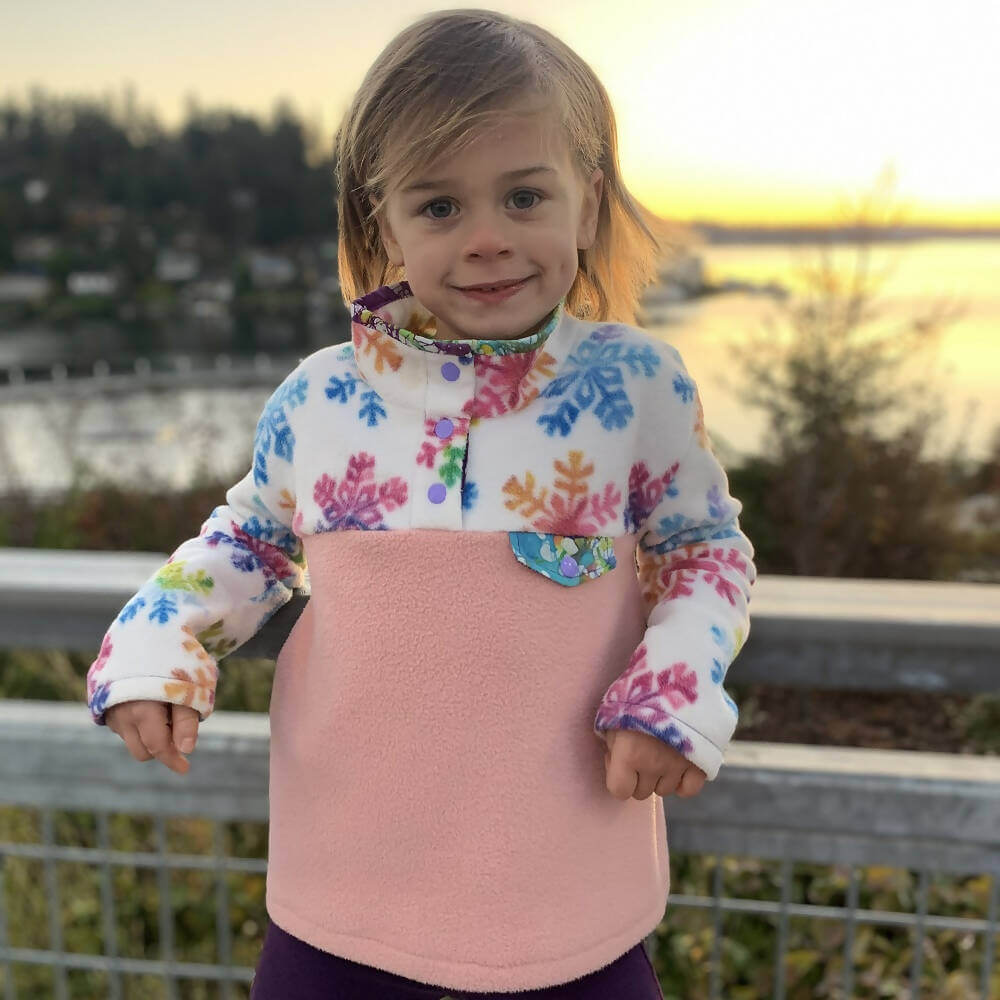 Enfant portant une Mini-SHERPA - Polaire mixte pour enfants du 2 au 16 Ans, patron de couture pdf à télécharger.