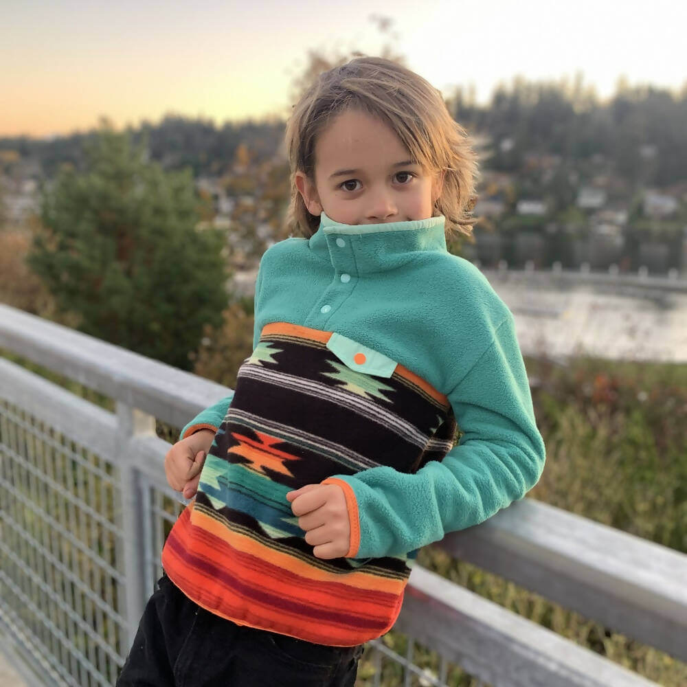 Mini-SHERPA - Polaire mixte pour enfants du 2 au 16 Ans, patron de couture pdf à télécharger, enfant portant la polaire colorée