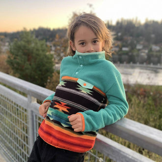 Mini-SHERPA - Polaire mixte pour enfants du 2 au 16 Ans, patron de couture pdf à télécharger, enfant portant la polaire colorée