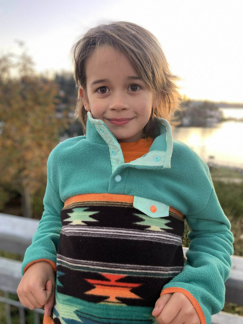 Enfant portant le Mini-SHERPA - Polaire mixte pour enfants du 2 au 16 Ans. Patron de couture pdf à télécharger.