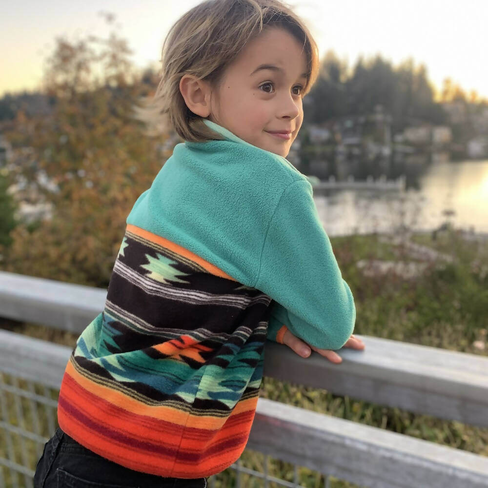 Enfant portant Mini-SHERPA - Polaire mixte pour enfants du 2 au 16 Ans, patron de couture pdf à télécharger, coupe droite et colorée.