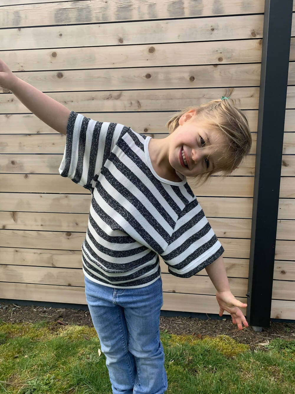 Jeune fille portant le Mini-VANOU - Top pour filles du 2 au 16 Ans, patron de couture pdf à télécharger, manches kimono, extérieur.