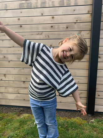 Jeune fille portant le Mini-VANOU - Top pour filles du 2 au 16 Ans, patron de couture pdf à télécharger, manches kimono, extérieur.