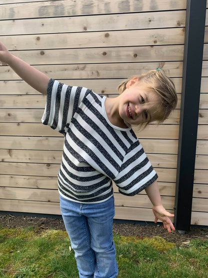 Jeune fille portant le Mini-VANOU - Top pour filles du 2 au 16 Ans, patron de couture pdf à télécharger, manches kimono, extérieur.