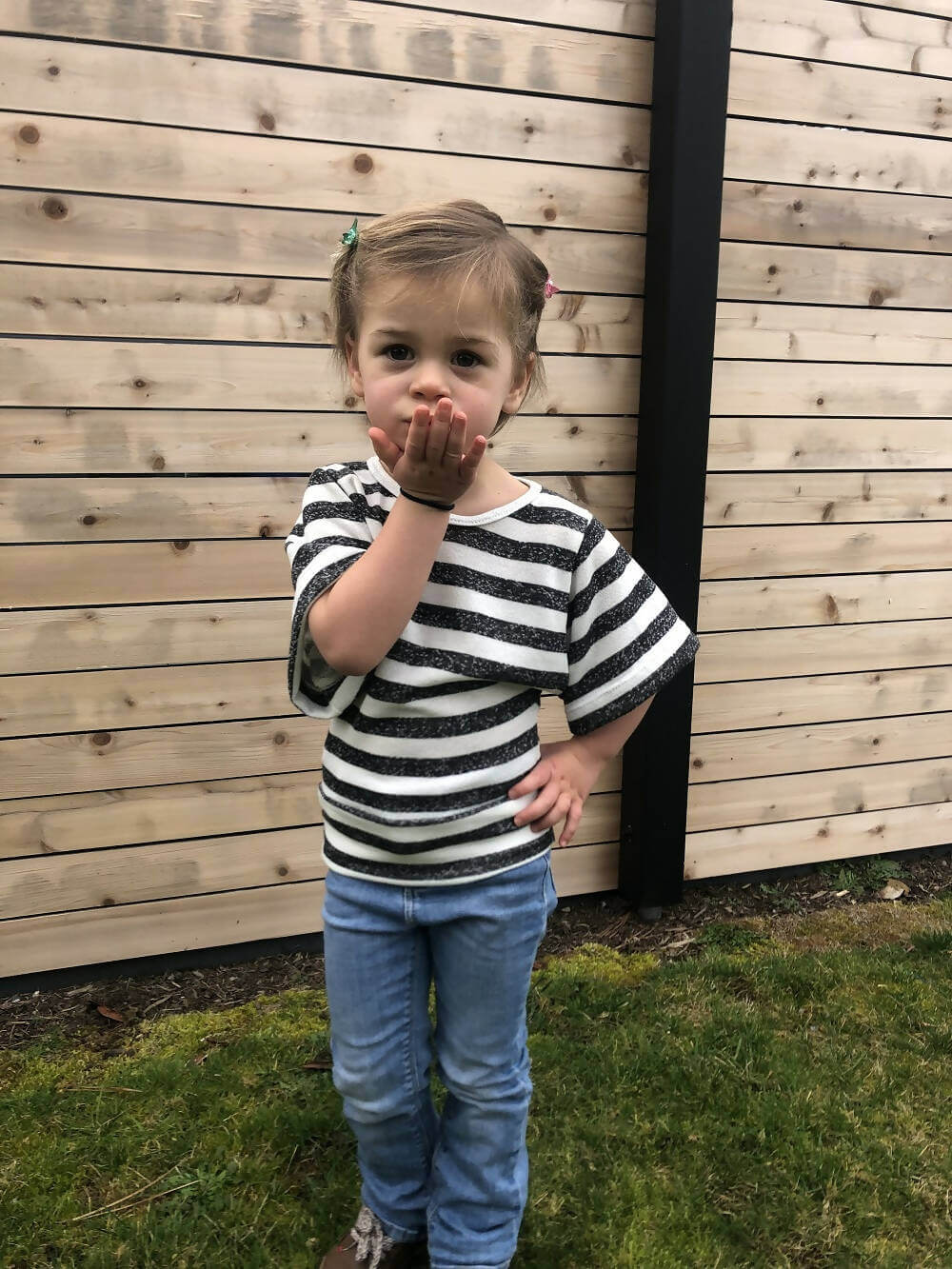 Petite fille portant un top Mini-VANOU avec manches kimono, patron de couture pdf à télécharger, tailles 2 à 16 ans.