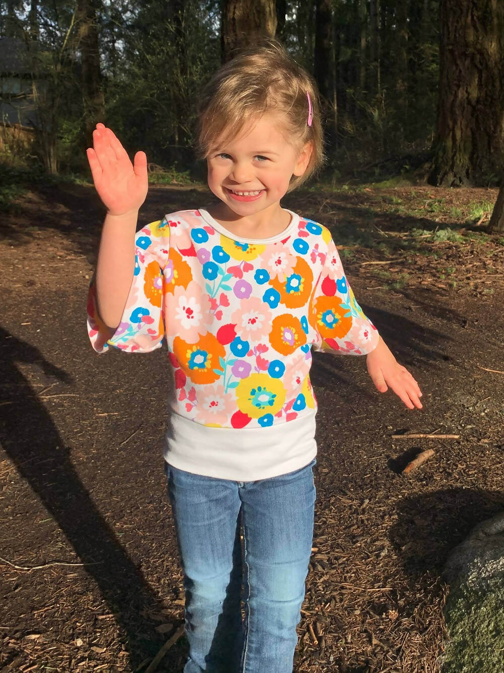 Enfant portant le Mini-VANOU - Top pour filles du 2 au 16 Ans avec motif floral, patron de couture pdf à télécharger disponible.