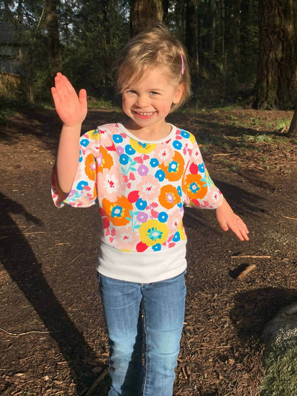 Enfant portant le Mini-VANOU - Top pour filles du 2 au 16 Ans avec motif floral, patron de couture pdf à télécharger disponible.