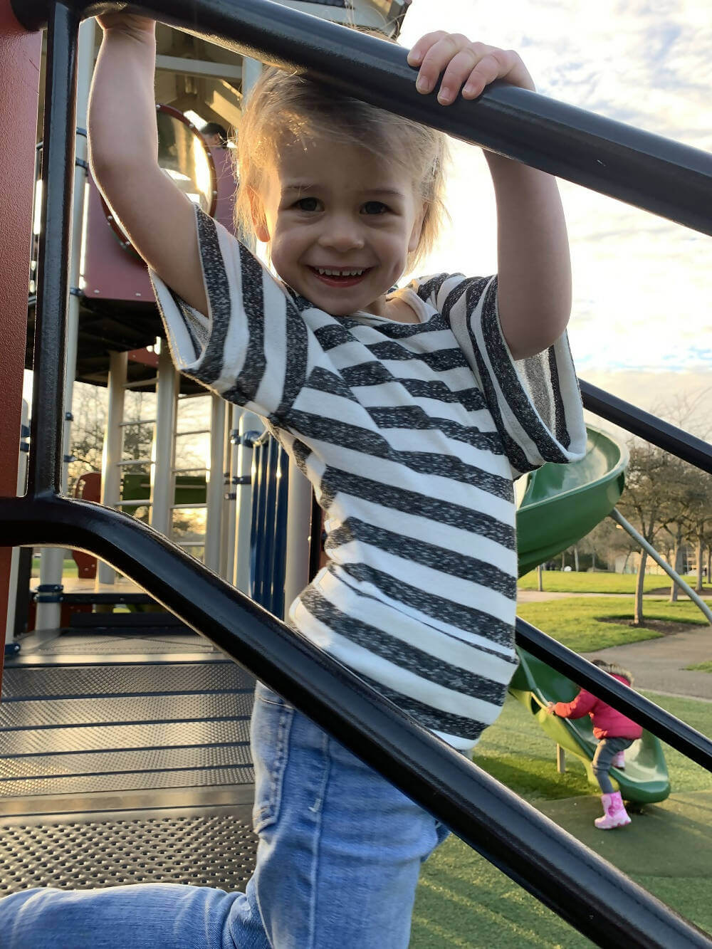 Enfant portant le Mini-VANOU - Top pour filles du 2 au 16 Ans, patron de couture pdf à télécharger, sur une aire de jeu.