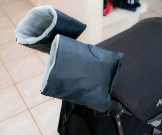 Moufles pour poussette à 2 poignées – Tandem, patron de couture pdf à télécharger. Gardez vos mains au chaud tout en promenant bébé.