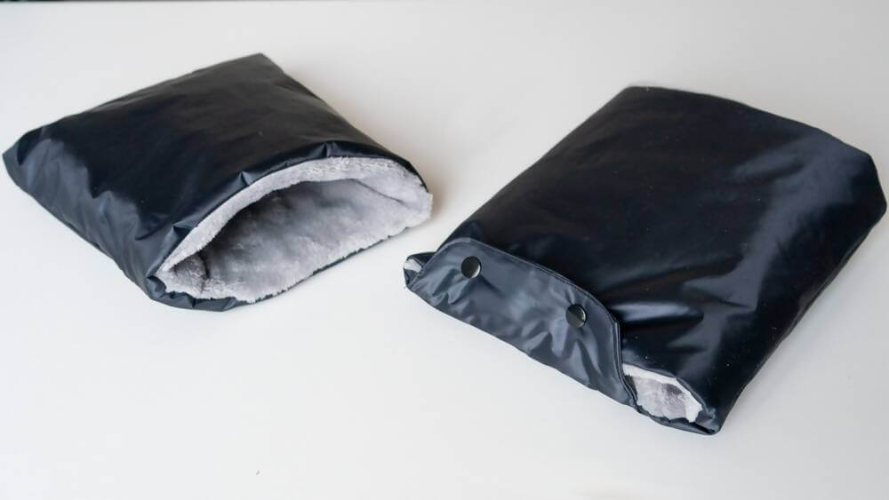 Moufles pour poussette à 2 poignées – Tandem, patron de couture pdf à télécharger pour garder vos mains au chaud avec style.