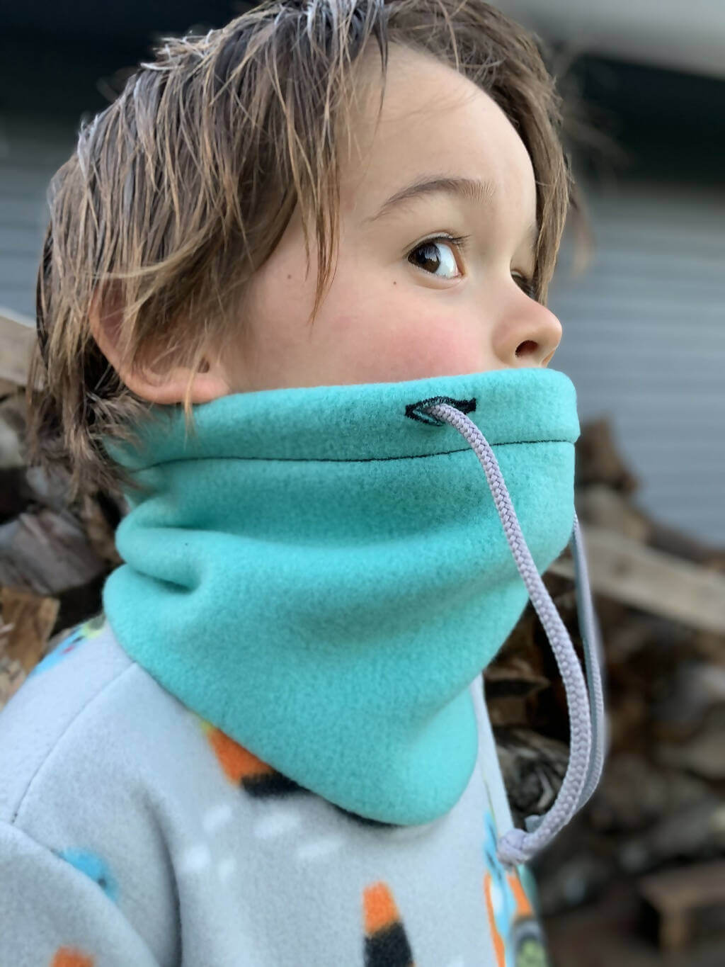 Enfant portant Options Sweat TITUS du 2 au 16 Ans, modèle de couture avec capuche et col roulé, patron de couture pdf à télécharger.