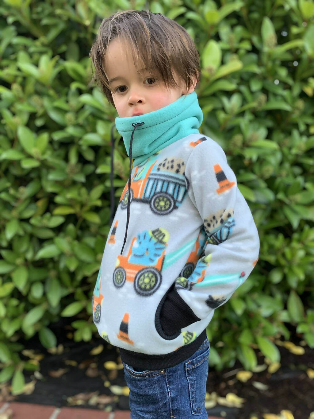 Enfant portant Options Sweat TITUS du 2 au 16 Ans avec motifs colorés, patron de couture pdf à télécharger disponible.