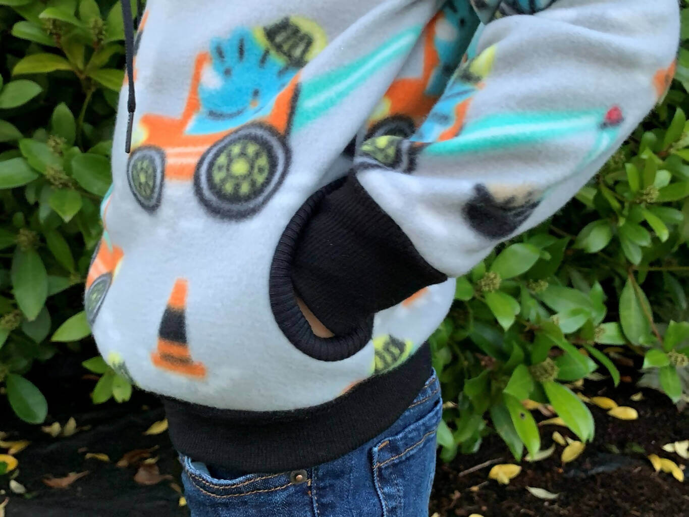 Options Sweat TITUS du 2 au 16 Ans avec poche latérale, patron de couture pdf à télécharger, enfant portant un sweatshirt coloré.