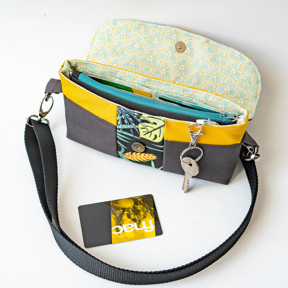 Pack de 3 pochettes et portefeuille – Safran avec patron de couture pdf à télécharger, modèle ouvert avec porte-clés et carte.