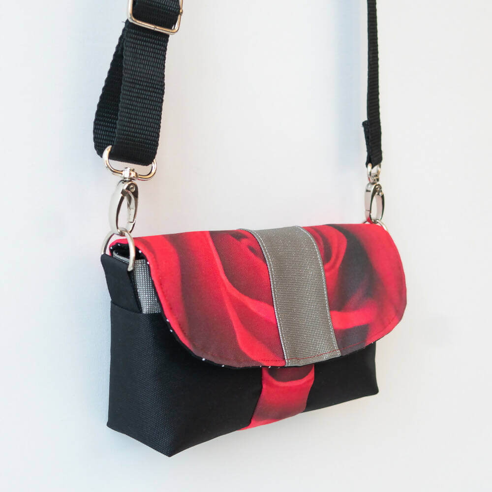 Pack de 3 pochettes et portefeuille – Safran, patron de couture pdf à télécharger. Pochette en bandoulière avec motif floral.