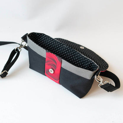 Pack de 3 pochettes et portefeuille – Safran avec design moderne en tissu noir et rouge, patron de couture pdf à télécharger inclus.