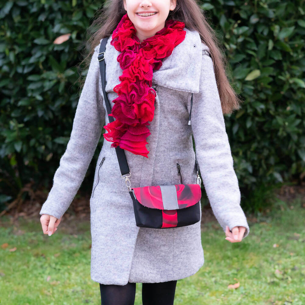 Femme portant un sac bandoulière, partie du Pack de 3 pochettes et portefeuille – Safran, patron de couture pdf à télécharger.