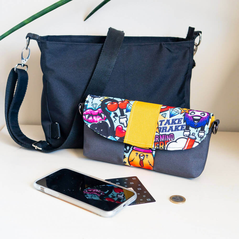 Pack de 3 pochettes et portefeuille – Safran, patron de couture pdf à télécharger, style moderne avec smartphone et pièces de monnaie.
