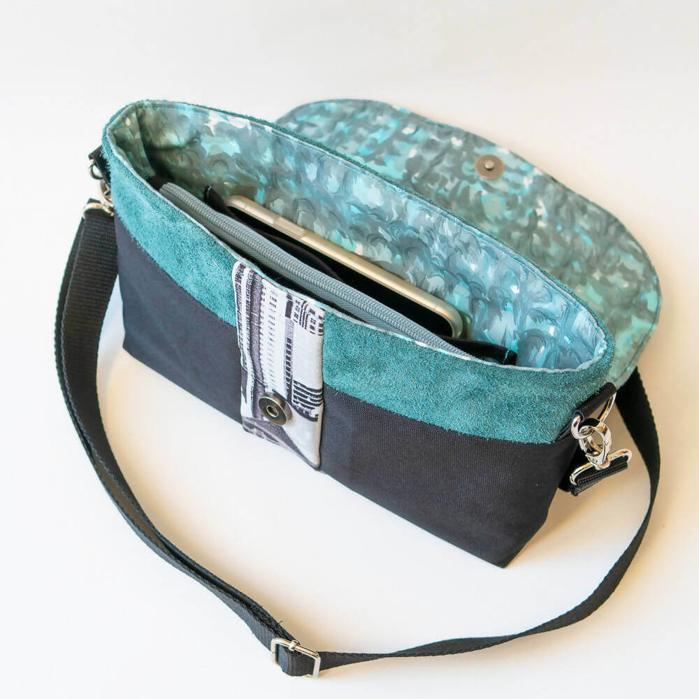 Pack de 3 pochettes et portefeuille – Safran avec patron de couture pdf à télécharger. Pochette ouverte, intérieur bleu turquoise.