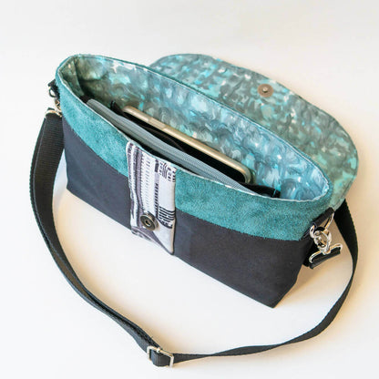 Pack de 3 pochettes et portefeuille – Safran avec patron de couture pdf à télécharger. Pochette ouverte, intérieur bleu turquoise.